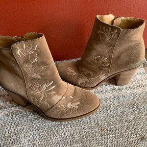 Lucky brand elenor boot size 7.5 tan